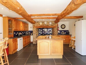 Cottage | Cucina privata | Lavastoviglie, seggiolone, pentole/stoviglie/utensili