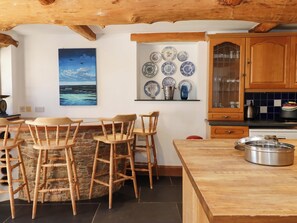 Cottage | Private kitchen | Dishwasher, highchair, cookware/dishes/utensils - East Bickleigh (Totnes)
