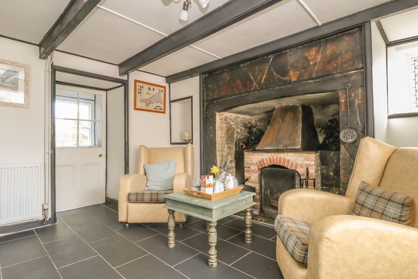 Cottage | Living room | Fireplace, DVD player