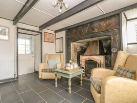 Cottage | Living room | Fireplace, DVD player