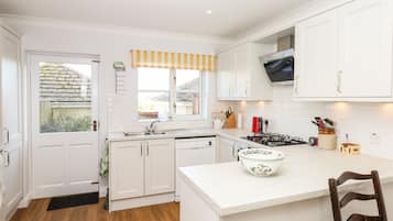 Cottage | Private kitchen | Microwave, stovetop, dishwasher, cookware/dishes/utensils