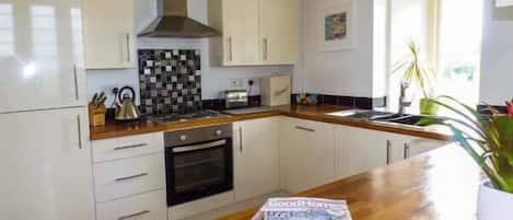 Cottage | Private kitchen | Stovetop, dishwasher, highchair, cookware/dishes/utensils