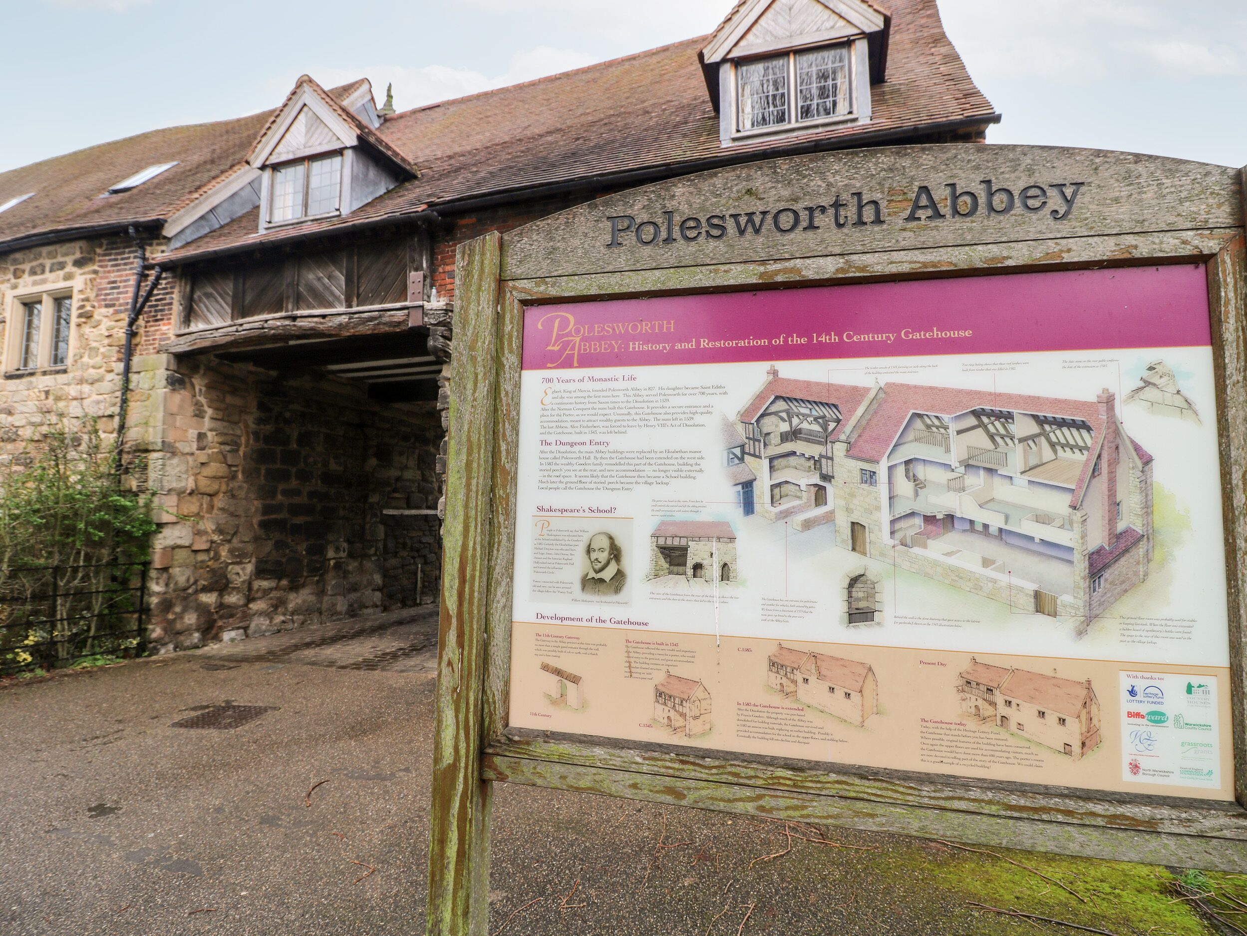 Skilt for Folesworth Abbey med historiske oplysninger og arkitektoniske detaljer.
