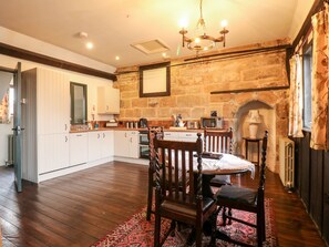 Cottage | Dining - Porter's Lodge (Tamworth)