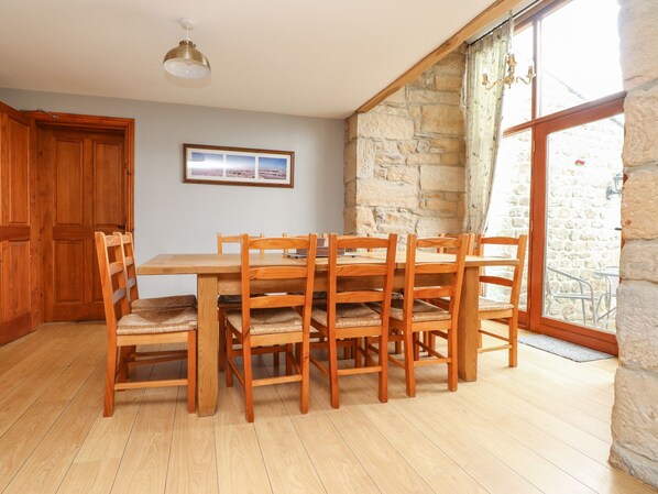 Cottage | Private kitchen | Dishwasher, cookware/dishes/utensils