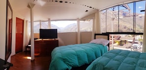 Cubrecamas, cortinas blackout, wifi gratis y ropa de cama