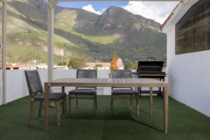 スーペリア スイート | リビングルーム | 50 インチのスマートテレビ (ケーブル放送視聴可)、テレビ