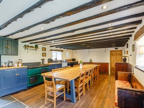 Cottage | Private kitchen | Microwave, stovetop, dishwasher, cookware/dishes/utensils