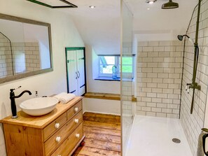 Cottage | Bathroom | Shower, hair dryer - Pant Dafydd Goch (Llangollen)