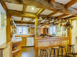 Cottage | Private kitchen | Microwave, stovetop, dishwasher, cookware/dishes/utensils