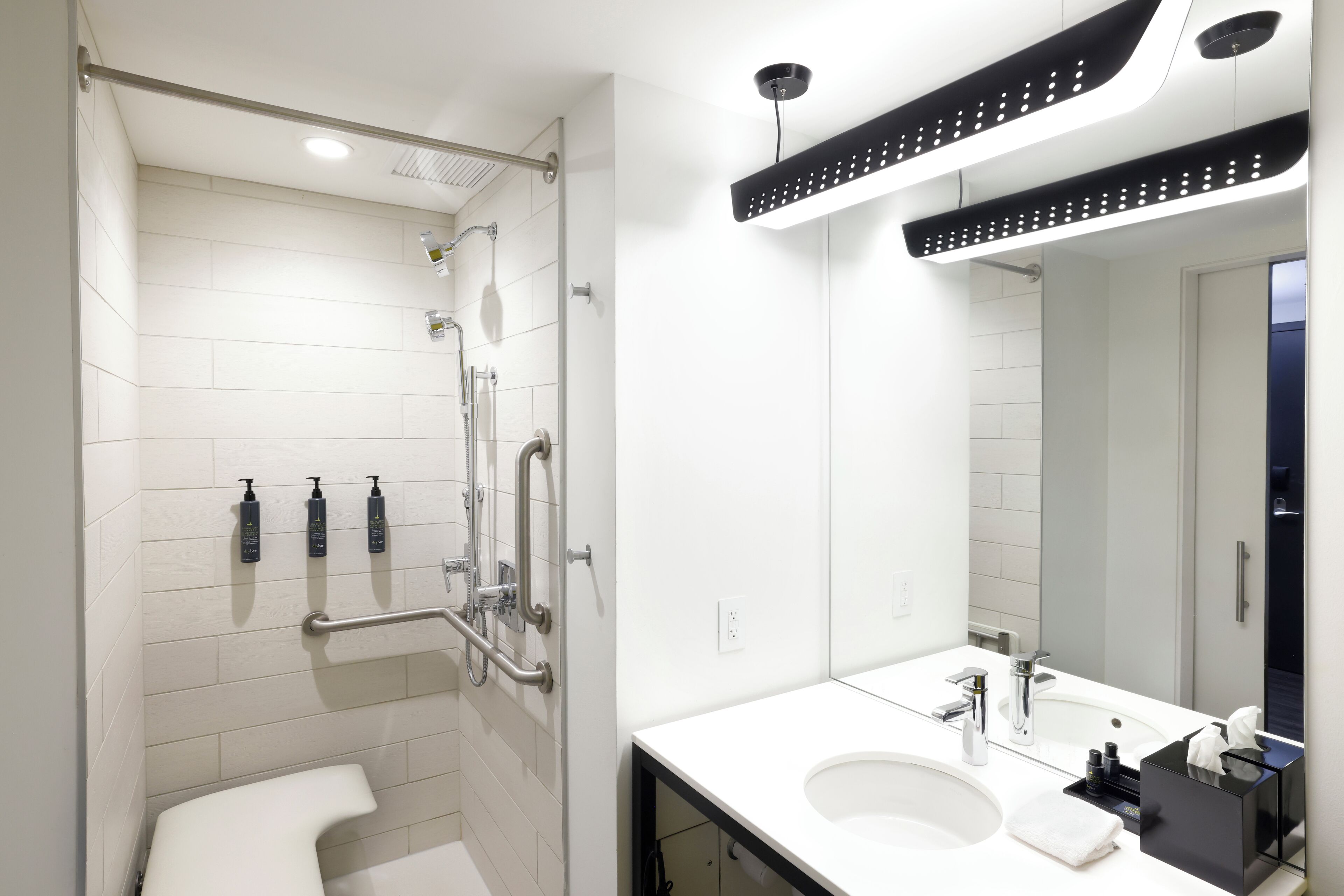 Combined shower/tub, rainfall showerhead, towels