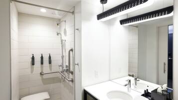 Combined shower/tub, rainfall showerhead, towels