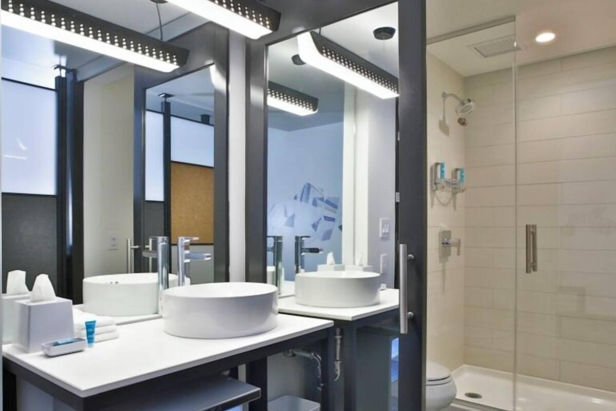 combined shower/bathtub, rainfall showerhead, towels