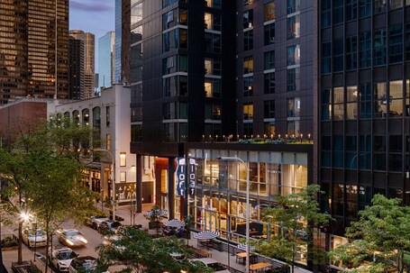 Aloft Chicago Mag Mile - Image 2