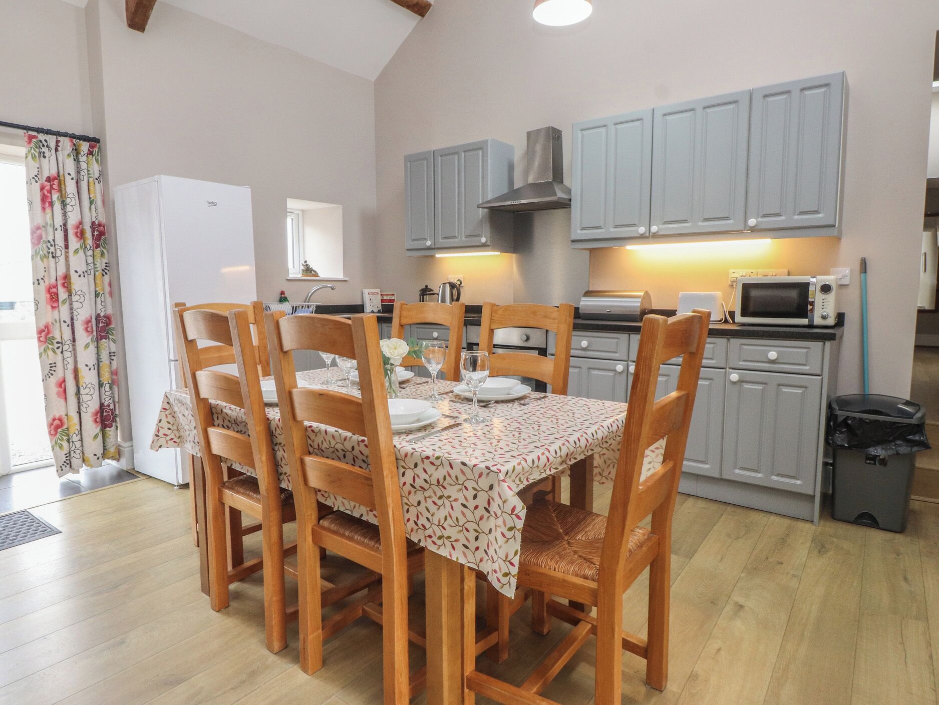 Cottage | Private kitchen | Microwave, stovetop, dishwasher, high chair