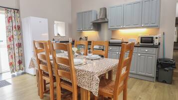 Cottage | Private kitchen | Microwave, stovetop, dishwasher, high chair