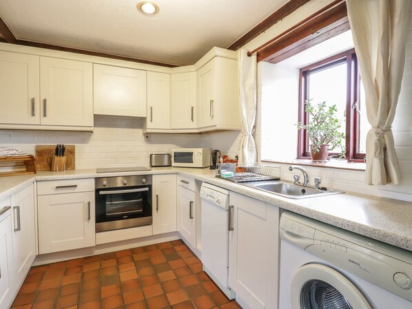 Cottage | Private kitchen | Microwave, stovetop, dishwasher, high chair