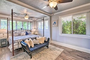 5 bedrooms, travel cot, Internet, bed sheets - Charming Historic Ogden Home w/ Private Backyard! (Ogden)
