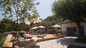 Piscine extérieure, cabanons gratuits, parasols de plage