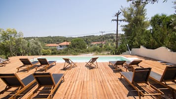 Outdoor pool, free cabanas, pool umbrellas