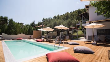 Una piscina al aire libre, cabañas de piscina gratuitas, sombrillas