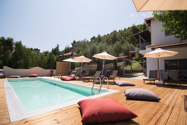 Piscina all'aperto, cabine incluse nel prezzo, ombrelloni da piscina
