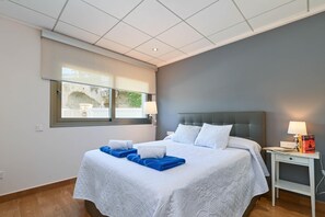 2 quartos, ferros/tábuas de passar roupa, Wi-Fi, roupa de cama