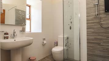 Cottage | Bathroom | Shower, hair dryer