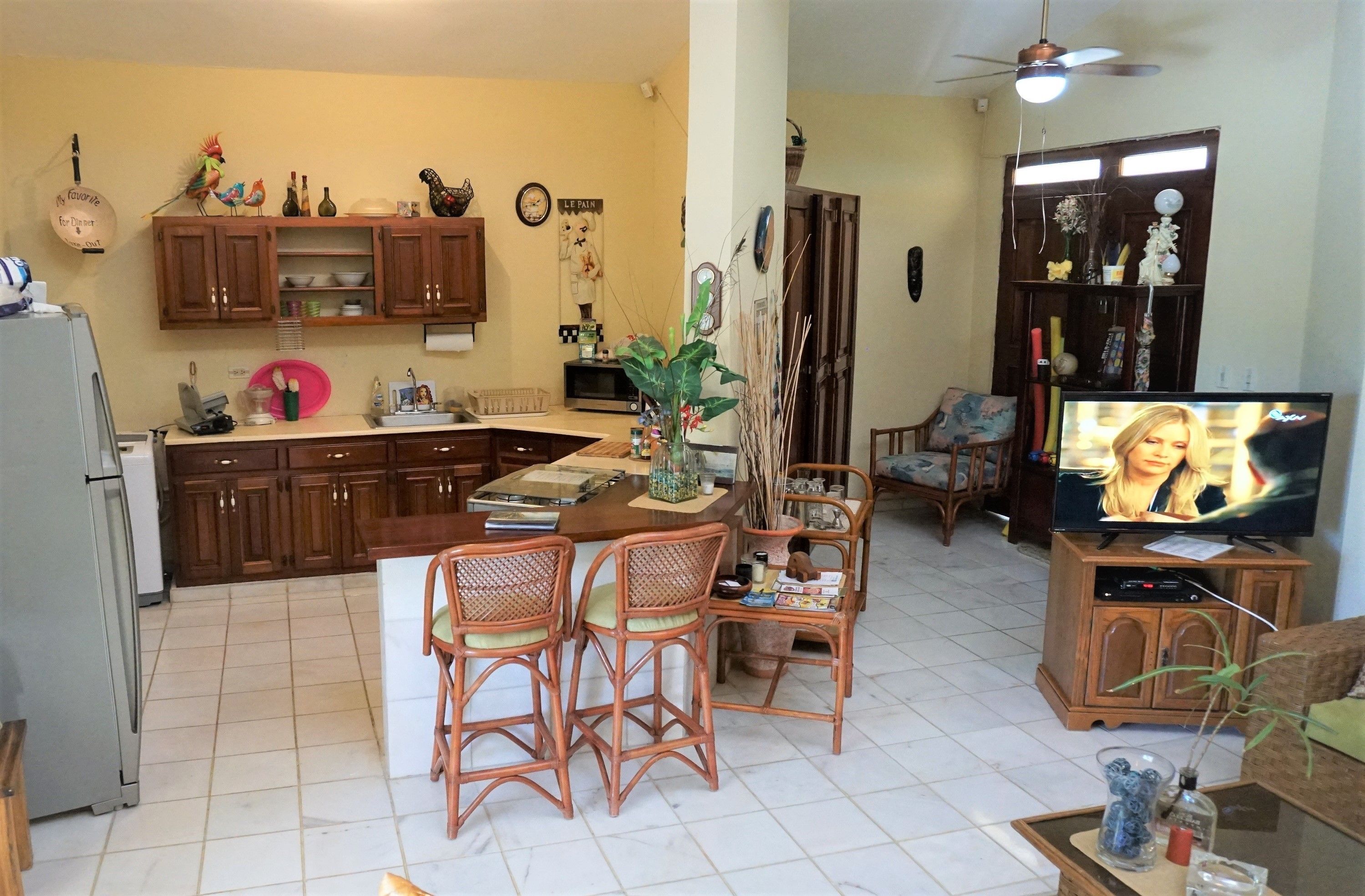 Villa romántica, 2 habitaciones, para fumadores, vista a la alberca | Cocina privada | Cafetera de espresso, cafetera y tetera y refrigerador con congelador 