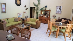 Vila romântica, 2 quartos, para fumantes, vista para a piscina | Sala de estar