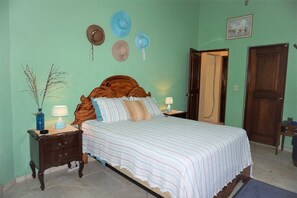 Vila romântica, 2 quartos, para fumantes, vista para a piscina | 2 quartos, camas com colchões pillow-top, cofres nos quartos