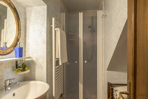 Een bad, een haardroger, een bidet, handdoeken