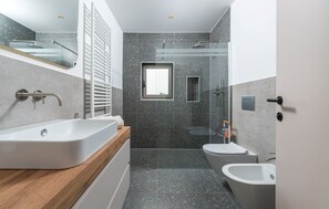 Duschwanne, Haartrockner, Bidet, Handtücher