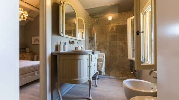 Ein Badezimmer mit Dusche, Waschbecken und Toilette.