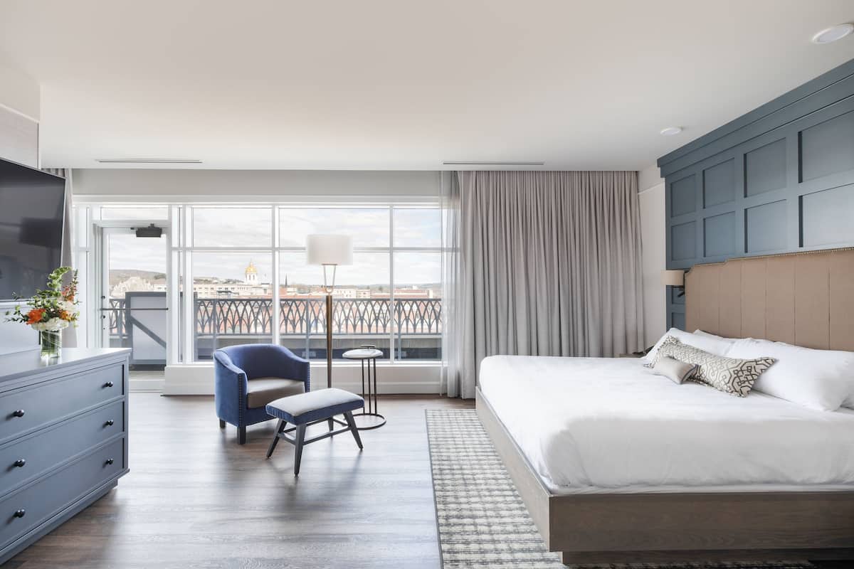 Traditionele kamer, 1 kingsize bed, terras | Een kluis op de kamer, een laptopwerkplek, verduisterende gordijnen