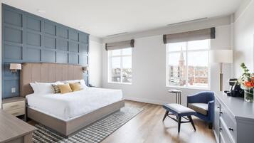 Luksus-værelse - 1 kingsize-seng | Pengeskab på værelset, arbejdsområde til bærbare computere