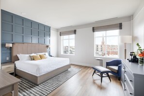 Luxury King | In-room safe, laptop workspace, blackout drapes, soundproofing - The Hotel Concord (Concord)