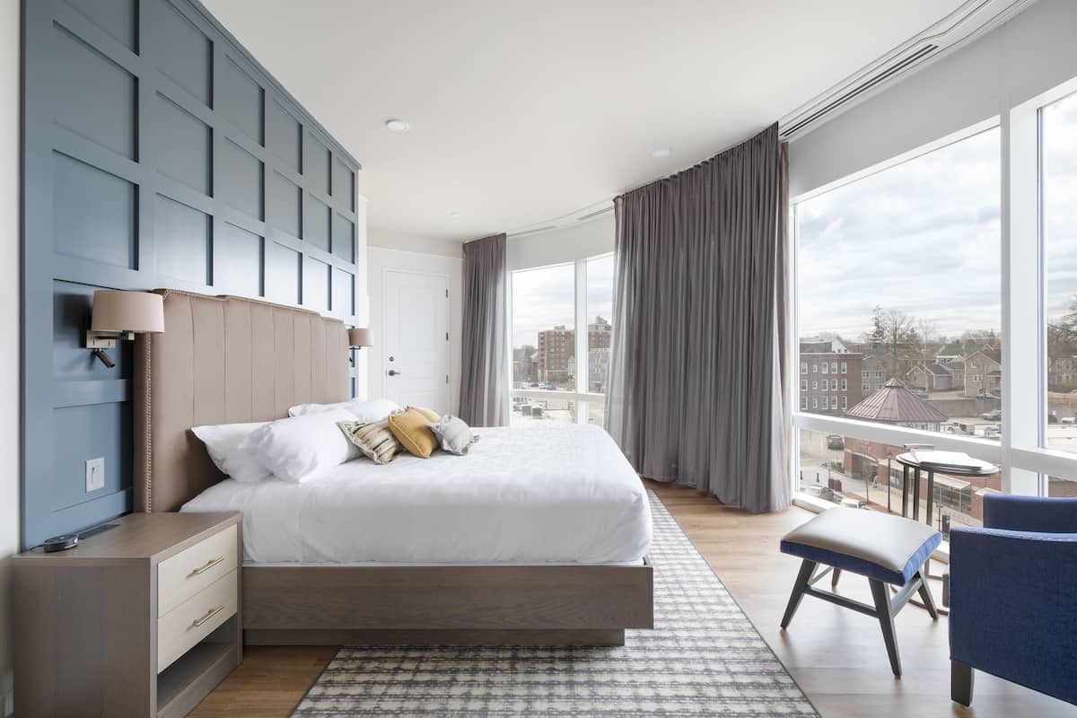 Luxe kamer, 1 kingsize bed | Een kluis op de kamer, een laptopwerkplek, verduisterende gordijnen