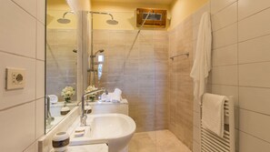 Combined shower/tub, hair dryer, bidet, towels - Casale Rasa 20+2, Emma Villas (Asciano)
