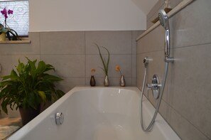 Badewanne, Haartrockner, Handtücher, Seife
