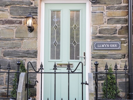 Cottage | Interior. Llwyn Onn