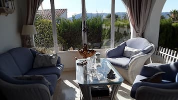 Flat-screen TV, fireplace, DVD player, books