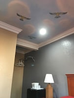 Escritorio, wifi gratis y ropa de cama