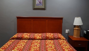 Room, 1 King Bed, Non Smoking | Desk, free WiFi, bed sheets - Budget Inn (Lawndale)