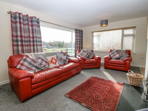 Cottage | Khu phòng khách | TV, lò sưởi