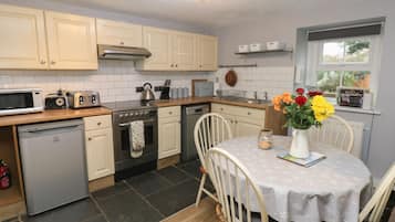 Cottage | Private kitchen | Dishwasher, cookware/dishes/utensils