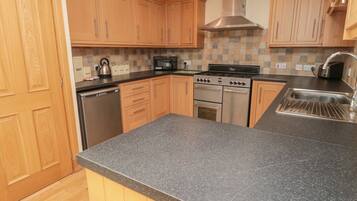 Kır Evi | Özel mutfak | Bulaşık makinesi, bebek sandalyesi, tencere seti/tabak/mutfak aletleri