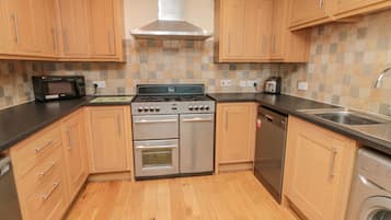 Kır Evi | Özel mutfak | Bulaşık makinesi, bebek sandalyesi, tencere seti/tabak/mutfak aletleri