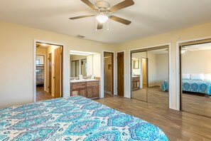 3 bedrooms, internet, bed sheets - Large duplex with shared pool, patio, & grill - steps to the beach (South Padre Island)
