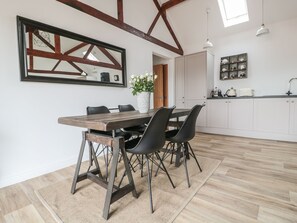 Feriehus | Privat køkken | Mikrobølgeovn, kogeplade, opvaskemaskine, højstol